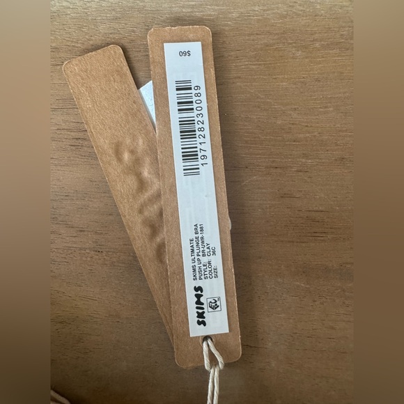 SKIMS ultimate push-up plunge bra - Picture 3 of 5